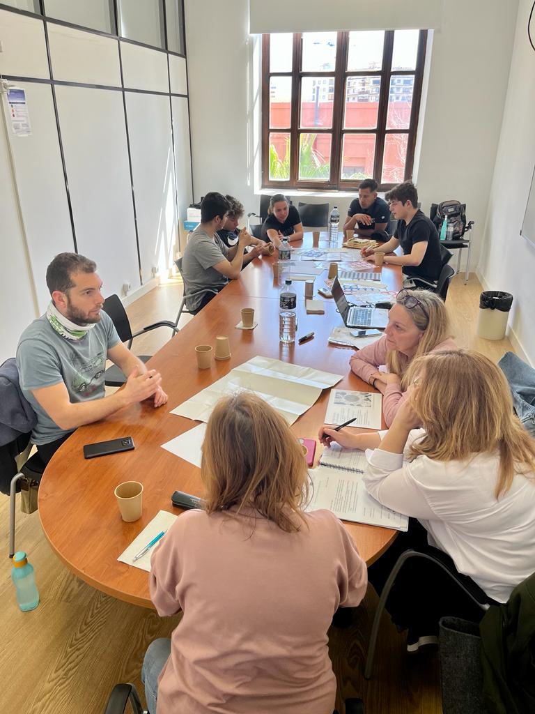 Grup col·laboratiu: estudiants, professionals i Administració